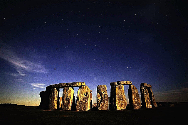A primo inventa ad canem Stonehenge